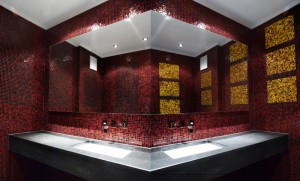 Badezimmer mit Mosaik-Kacheln
