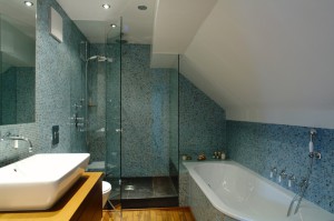 Modernes Badezimmer mit Dusche und Badewanne