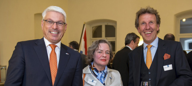 Generalkonsul Peter Vermeij, Barbara Rollmann-Borretty und Innenarchitekt Sebastian Minarik beim Königstag 2016