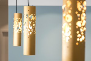 Lichtdesign mit goldenen Lampen